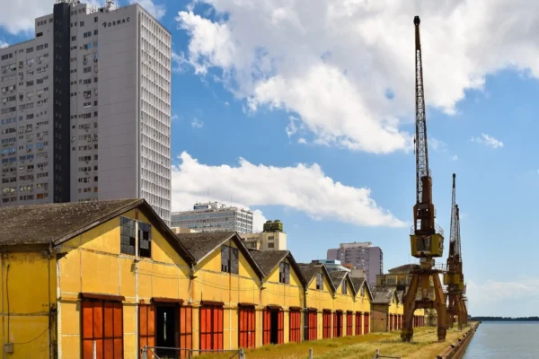 Cais de Porto Alegre em dia de Sol