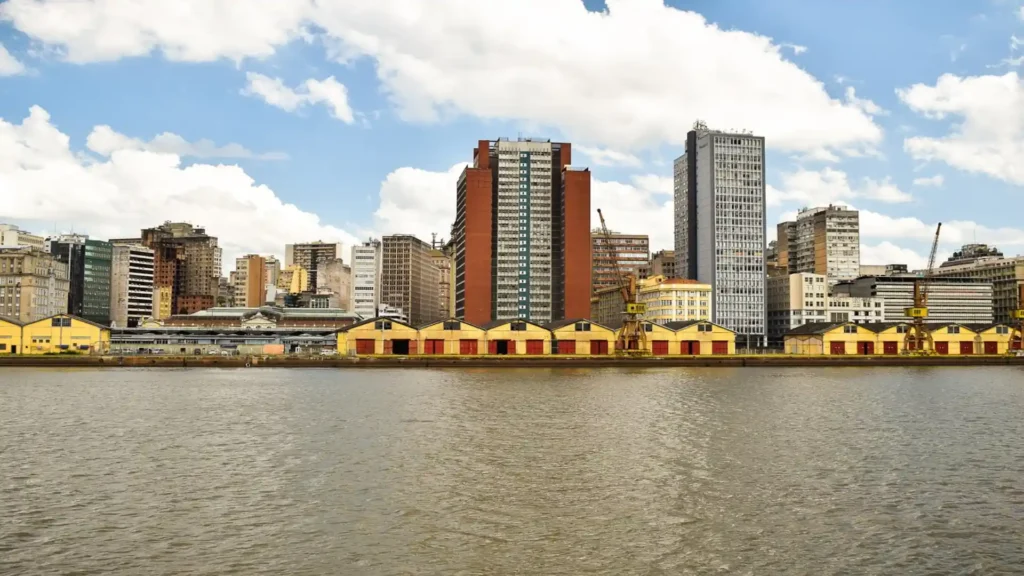 Vista do Cais no centro de Porto Alegre