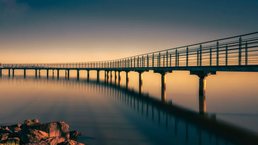 Plataforma sob a orla do Guaíba durante o pôr do sol em Porto Alegre 