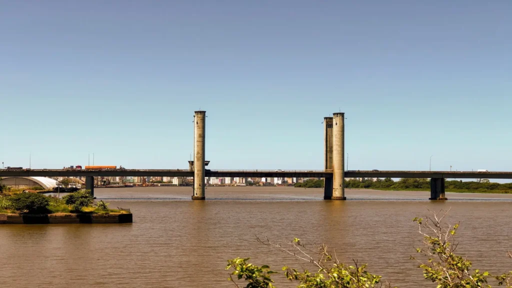 Ponte Móvel do Rio Guaiba em Porto Alegre em dia ensolarado