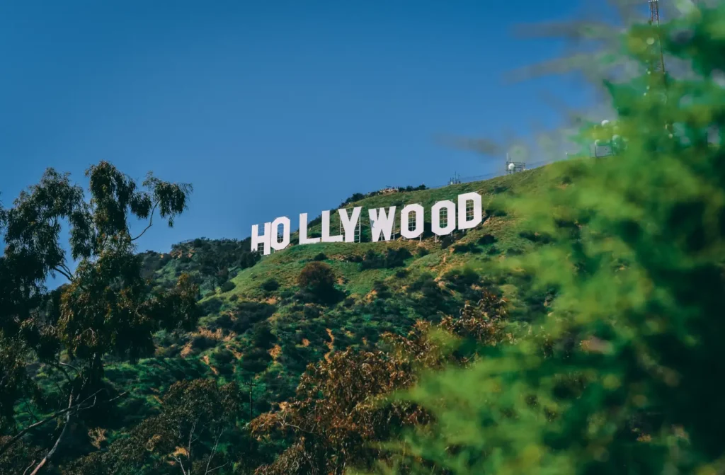 Letreiro de Hollywood em dia ensolarado em Los Angeles 
