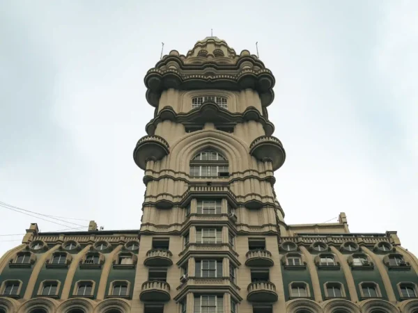 Prédio com arquitetura antiga em Buenos Aires