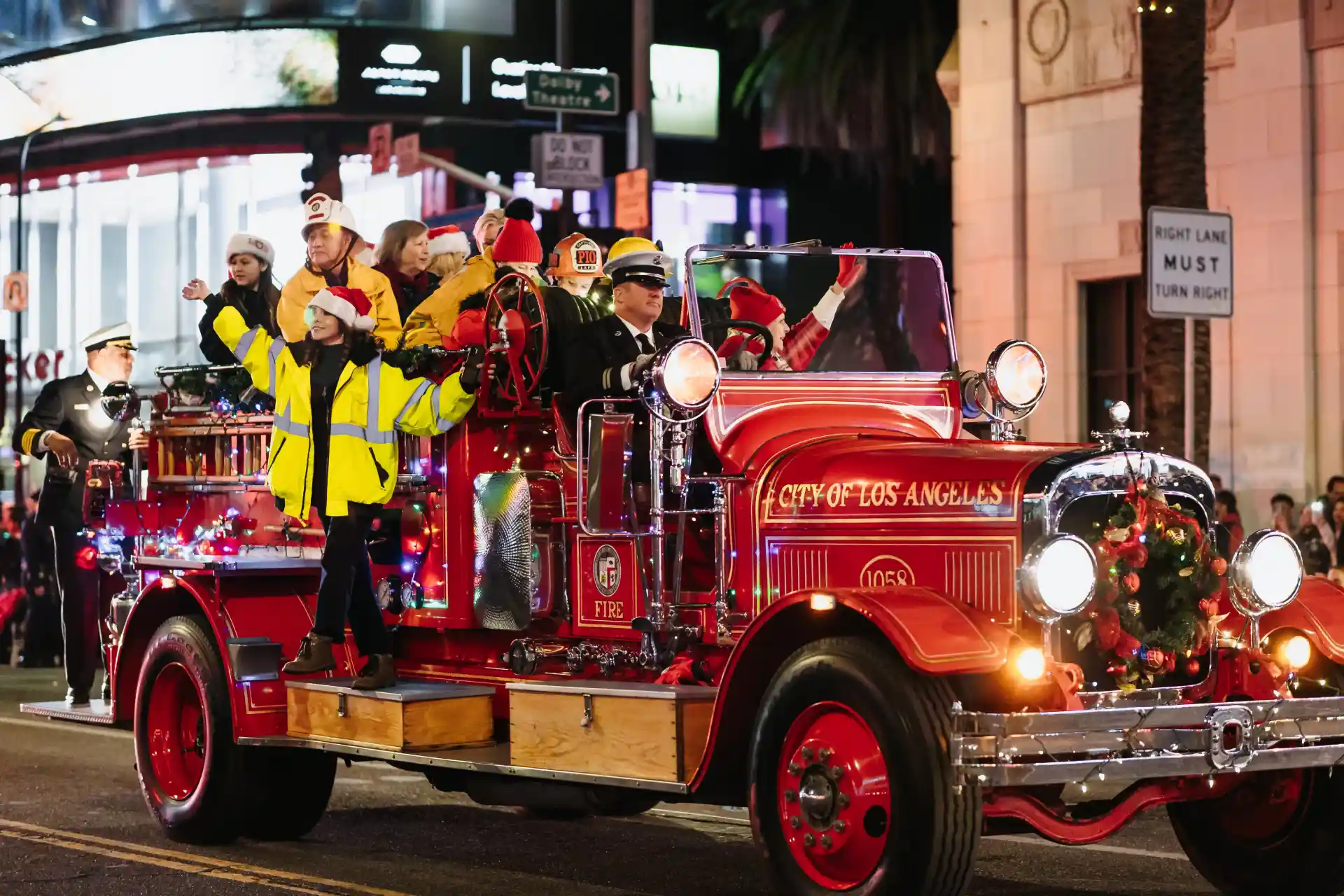 desfile em carro decorado para o natal em LA