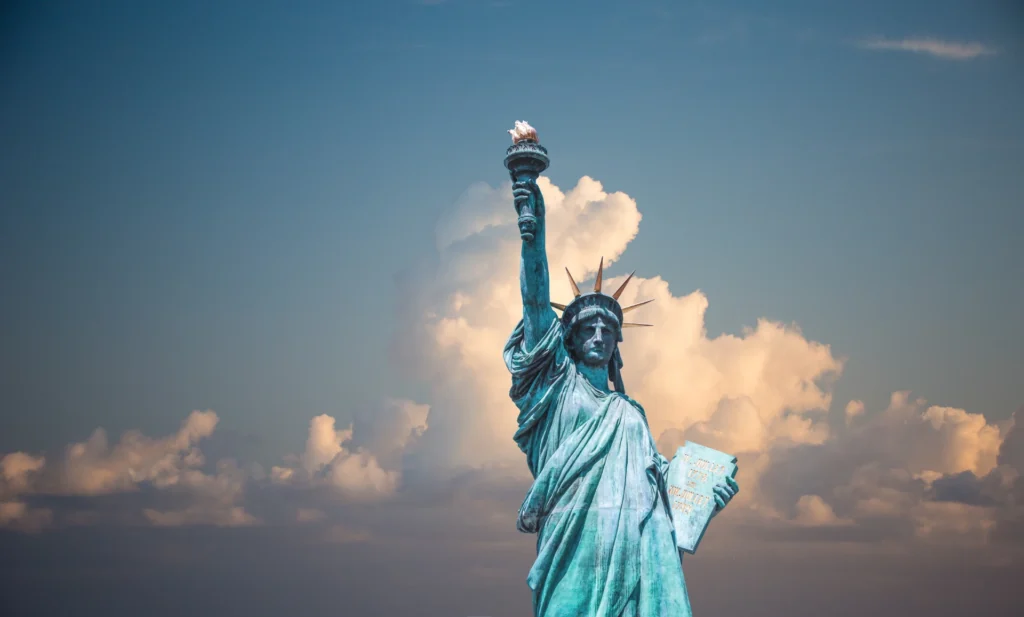 Estátua da Liberdade em nuvens ao fundo 