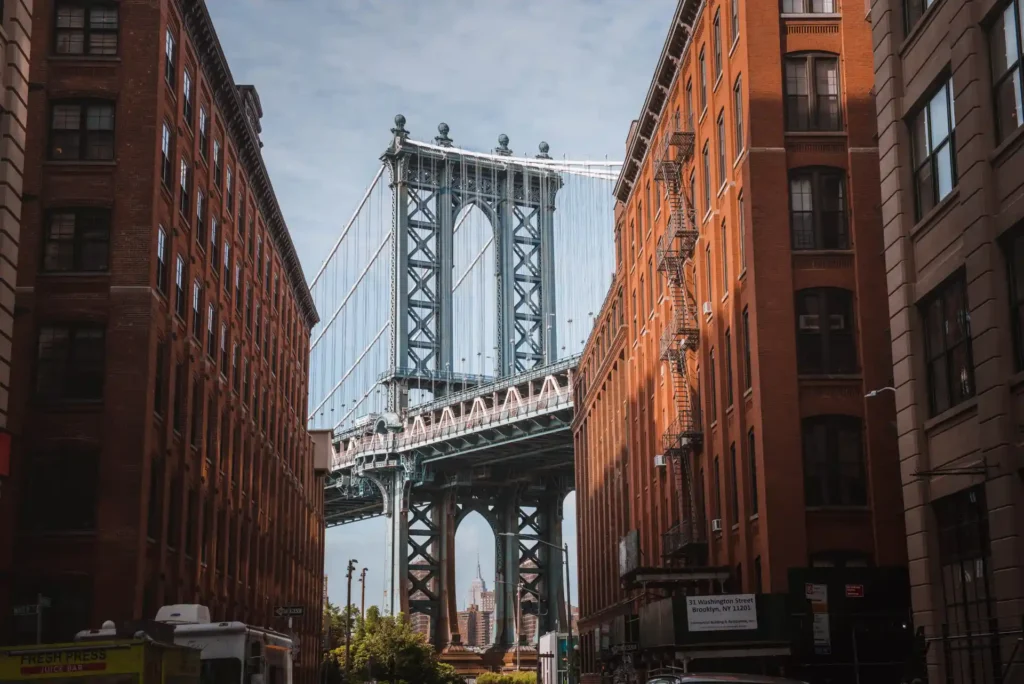 ponte do brooklyn em meio de prédios em nova iorque 