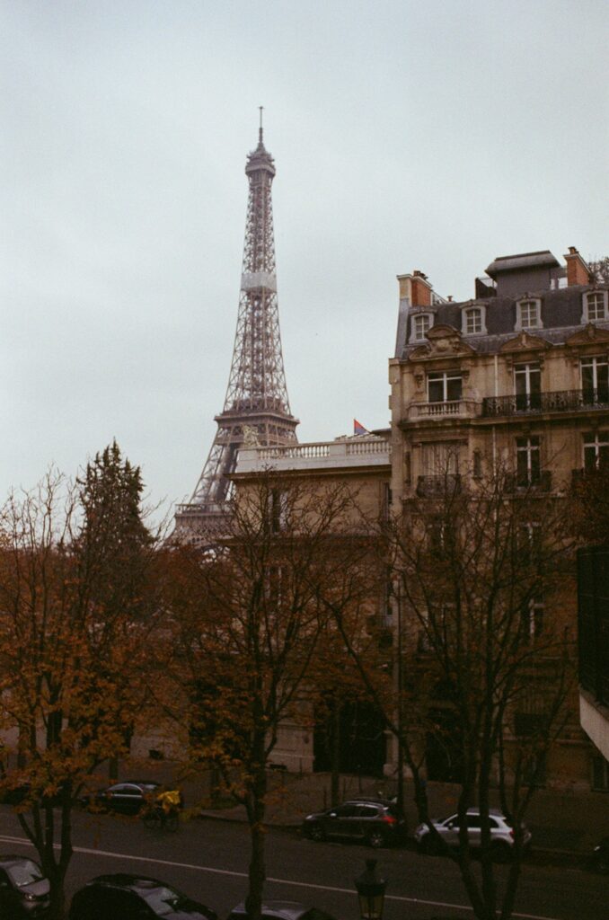 Paris em Novembro: Encanto Outonal e Preparativos para o Natal na Cidade Luz