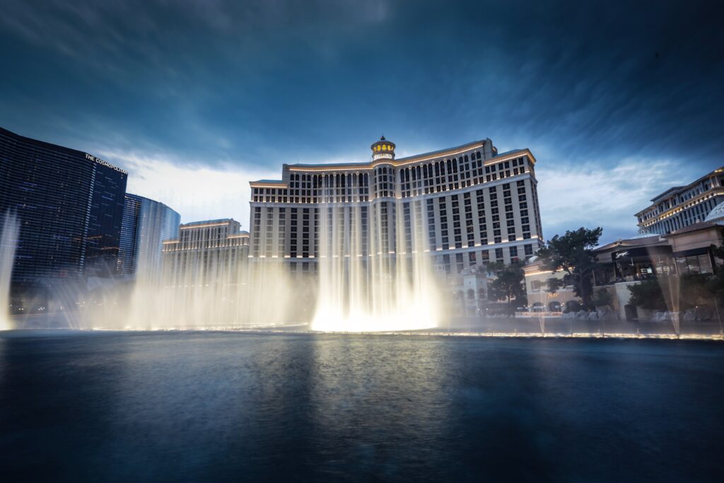 Las Vegas em agosto: calor, festivais e noites vibrantes. Descubra o charme quente da cidade do pecado sob o céu estrelado do deserto!