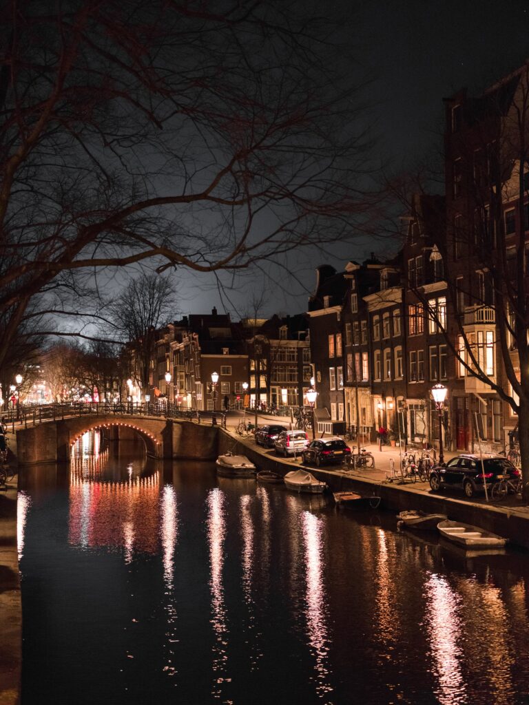 Descubra Amsterdã em dezembro: mercados de Natal, canais iluminados e aconchego em cafés. Guia essencial para uma estadia mágica de inverno.