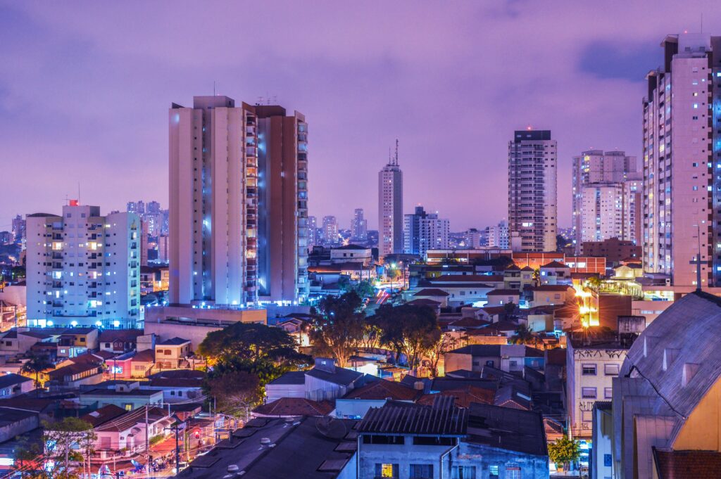 São Paulo em Maio: Uma Jornada pela Metrópole nas Cores do Outono
