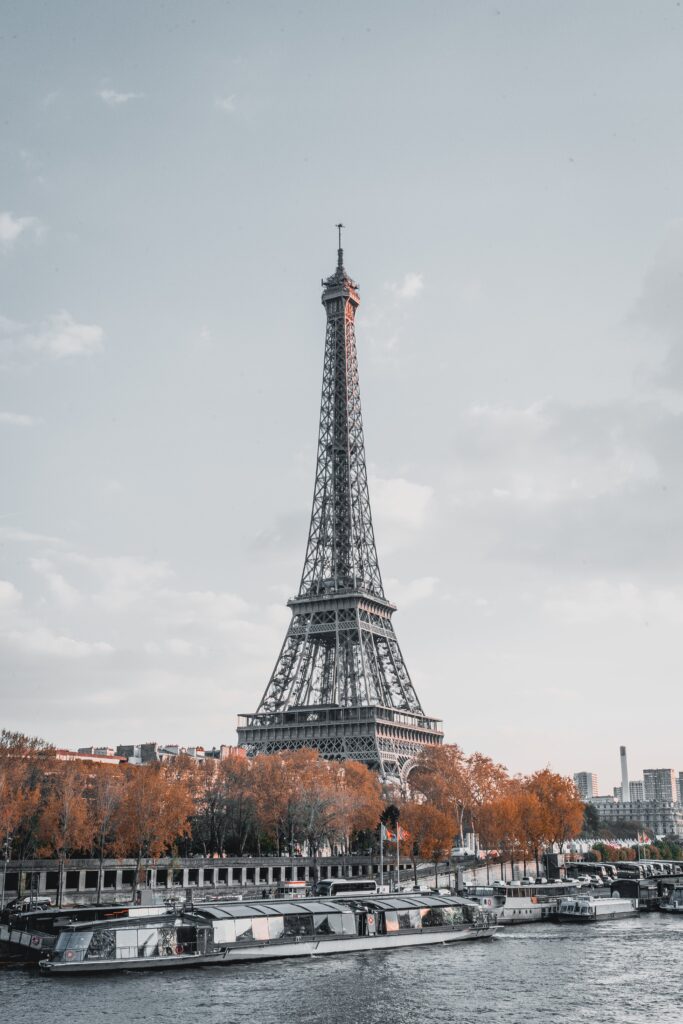 Paris em Novembro: Encanto Outonal e Preparativos para o Natal na Cidade Luz