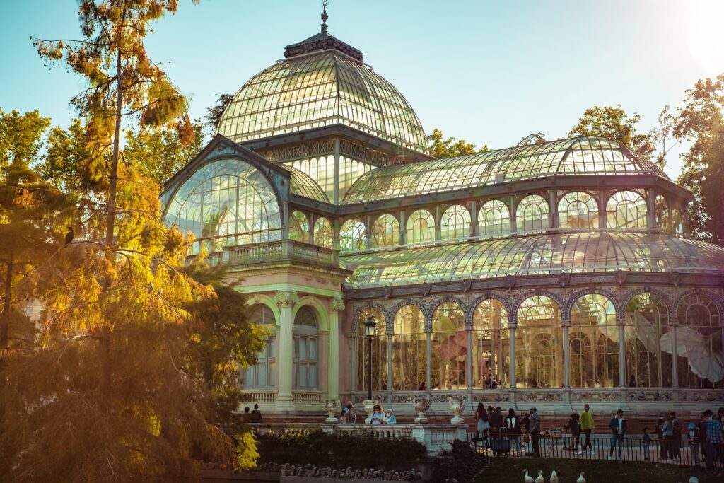 Descubra o encanto efervescente de Madrid em agosto: festivais, vida noturna animada e experiências culturais sob o sol espanhol.
