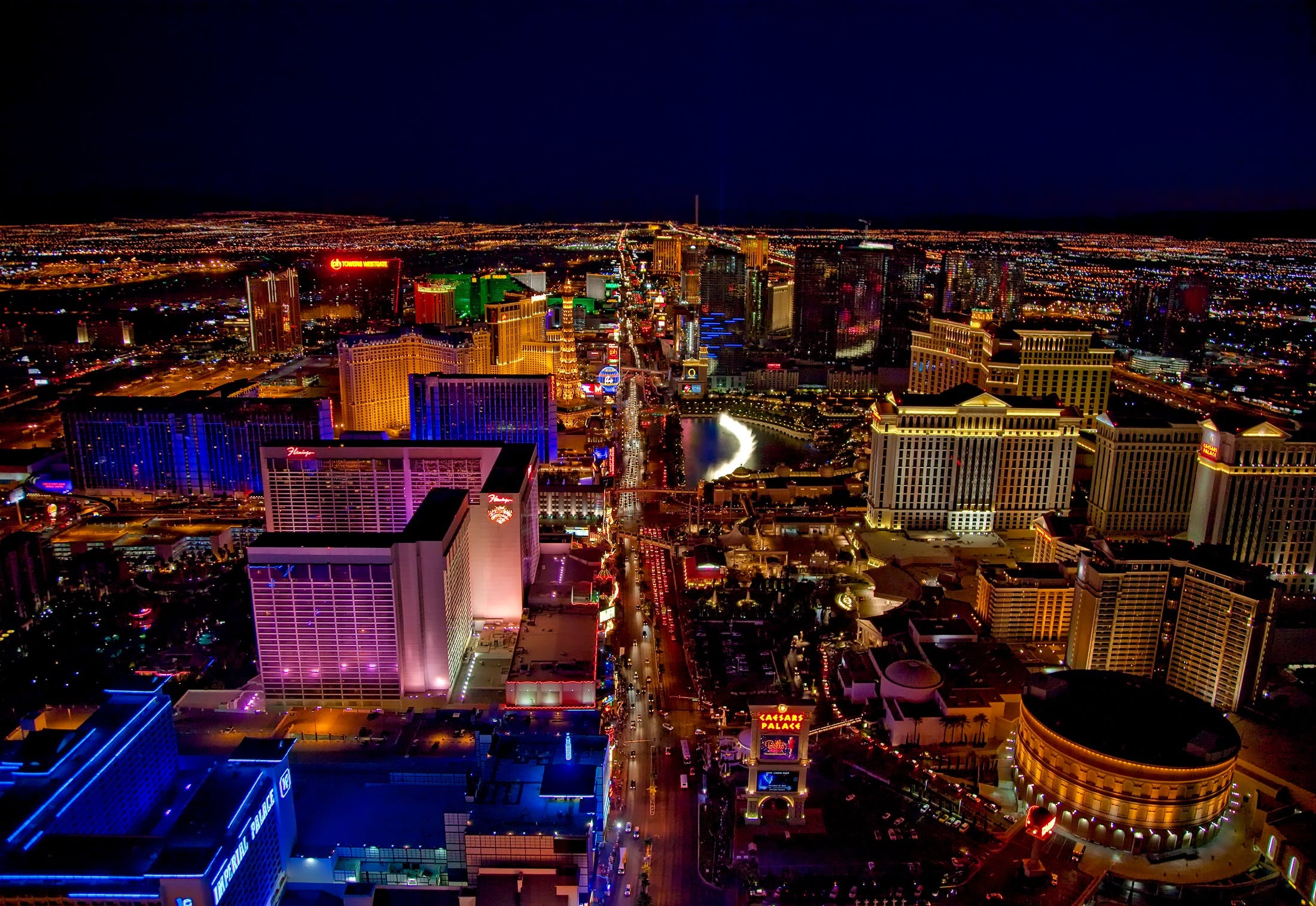 Las Vegas em agosto: calor, festivais e noites vibrantes. Descubra o charme quente da cidade do pecado sob o céu estrelado do deserto!