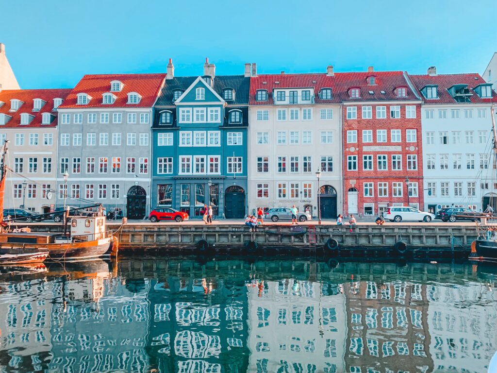 Diga adeus ao estresse do planejamento de viagem com o Roterin! Ao invés de se perder em pesquisas intermináveis, deixe nosso aplicativo gratuito fazer o trabalho por você. Informe seu destino, datas de viagem, número de pessoas e orçamento máximo, e em poucos segundos, tenha em mãos um roteiro completo e personalizado. Edite conforme desejar, compartilhe com amigos e participe da comunidade de viajantes. Baixe o Roterin agora para uma viagem mais fácil e organizada!