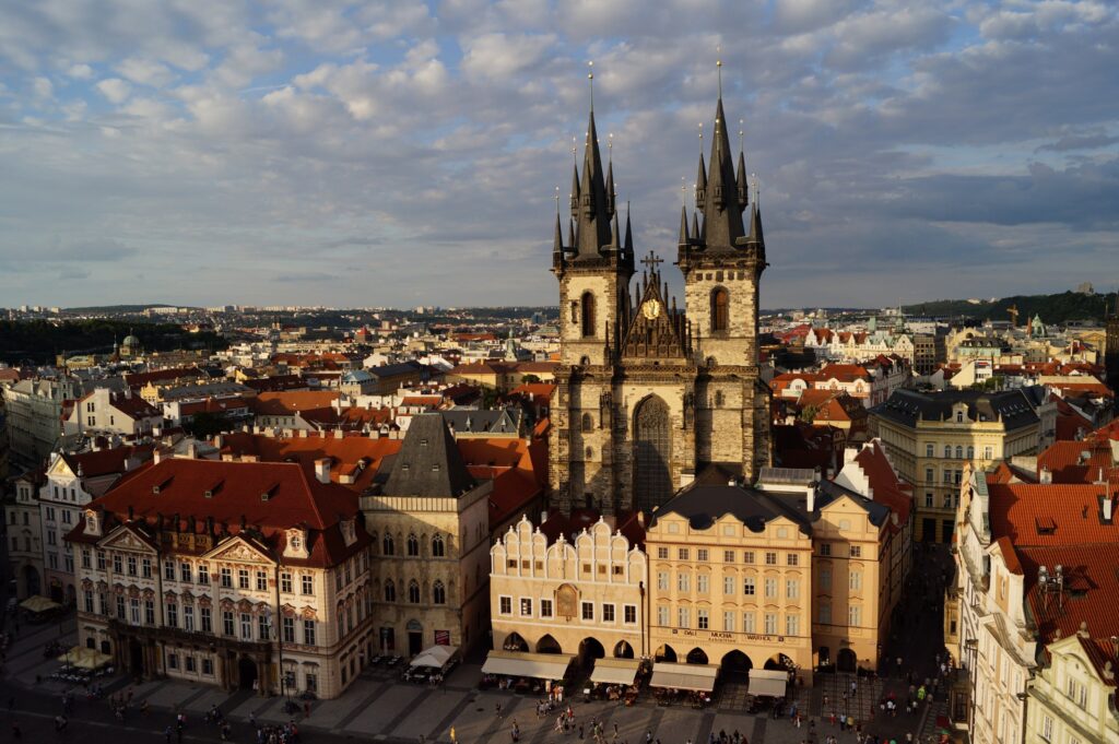 Descubra a magia primaveril de Praga em abril: cerejeiras em flor, eventos culturais ao ar livre e uma atmosfera encantadora esperam por você nesta cidade cativante.