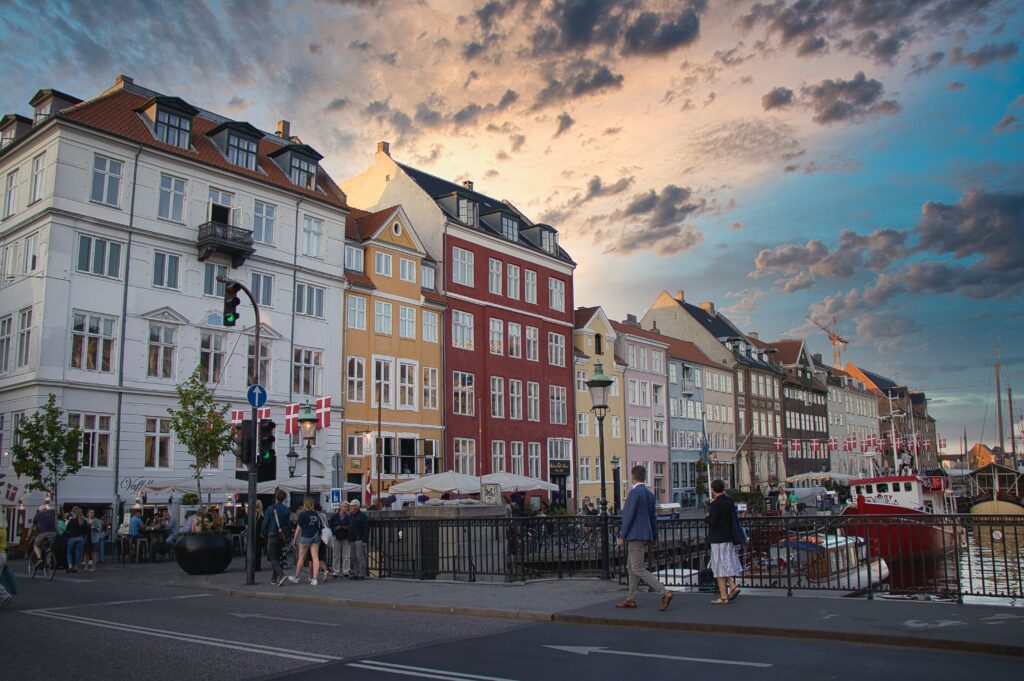 omo fazer um roteiro para Praga
Organizar um roteiro que te ajude de verdade na viagem pode ser desafiador, pois você terá de pesquisar em diversos sites os locais para visitar, os endereços, tempos médios de visita em cada lugar, preços dos atrativos e também os links para comprar ingressos. E depois de toda essa pesquisa ainda terá de montar um itinerário que faça sentido, otimize seu tempo e caiba no seu orçamento.
No entanto, fique tranquilo, pois hoje existe uma ferramenta gratuita que faz isso para você, é o aplicativo Roterin. Ele é super simples de usar, você informa o seu destino, as datas da sua viagem, quantas pessoas irão, e também poderá estabelecer um orçamento máximo e em poucos segundos ele vai te entregar um roteiro completo, detalhado e personalizado. Ele é totalmente editável e você também pode compartilhar com amigos e tirar dúvida na comunidade de viajantes dentro do app. Você pode baixar ele aqui: Download Roterin