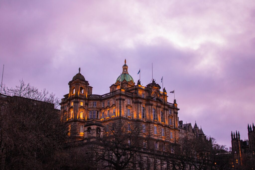 Descubra a magia de novembro em Edimburgo: tradição escocesa, paisagens aconchegantes e mercados de Natal encantadores aguardam você nesta temporada especial!