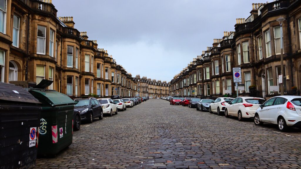 Como fazer um roteiro para Edimburgo
Organizar um roteiro que te ajude de verdade na viagem pode ser desafiador, pois você terá de pesquisar em diversos sites os locais para visitar, os endereços, tempos médios de visita em cada lugar, preços dos atrativos e também os links para comprar ingressos. E depois de toda essa pesquisa ainda terá de montar um itinerário que faça sentido, otimize seu tempo e caiba no seu orçamento.
No entanto, fique tranquilo, pois hoje existe uma ferramenta gratuita que faz isso para você, é o aplicativo Roterin. Ele é super simples de usar, você informa o seu destino, as datas da sua viagem, quantas pessoas irão, e também poderá estabelecer um orçamento máximo e em poucos segundos ele vai te entregar um roteiro completo, detalhado e personalizado. Ele é totalmente editável e você também pode compartilhar com amigos e tirar dúvida na comunidade de viajantes dentro do app. Você pode baixar ele aqui: Download Roterin