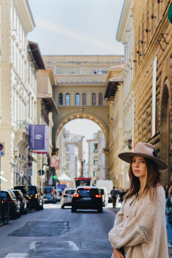 Como fazer um roteiro para Florença
Organizar um roteiro que te ajude de verdade na viagem pode ser desafiador, pois você terá de pesquisar em diversos sites os locais para visitar, os endereços, tempos médios de visita em cada lugar, preços dos atrativos e também os links para comprar ingressos. E depois de toda essa pesquisa ainda terá de montar um itinerário que faça sentido, otimize seu tempo e caiba no seu orçamento.
No entanto, fique tranquilo, pois hoje existe uma ferramenta gratuita que faz isso para você, é o aplicativo Roterin. Ele é super simples de usar, você informa o seu destino, as datas da sua viagem, quantas pessoas irão, e também poderá estabelecer um orçamento máximo e em poucos segundos ele vai te entregar um roteiro completo, detalhado e personalizado. Ele é totalmente editável e você também pode compartilhar com amigos e tirar dúvida na comunidade de viajantes dentro do app. Você pode baixar ele aqui: Download Roterin