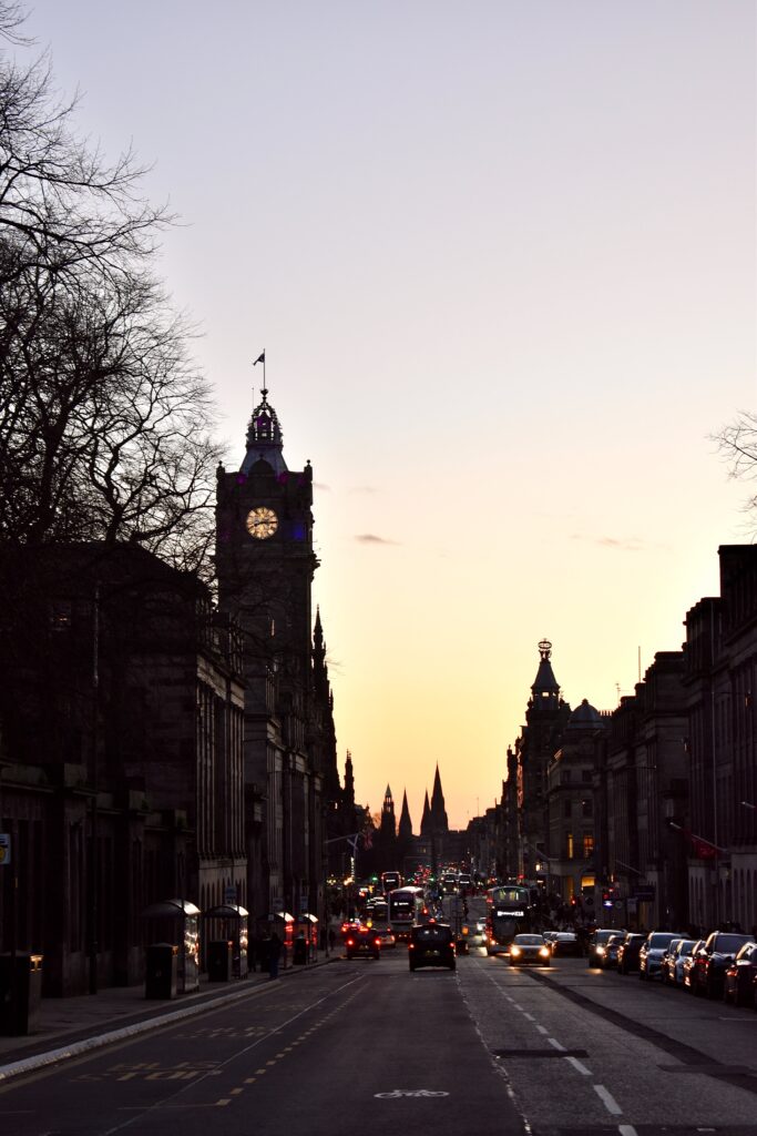 Dezembro em Edimburgo: Uma Jornada Encantadora Pelas Festividades Escocesas